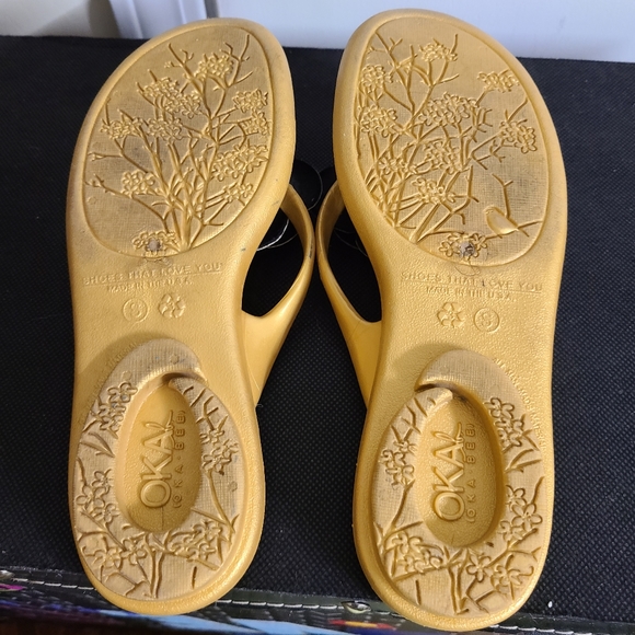 OKA b. Sandals Thong Flip-Flops Gold Flowers Comfy - Picture 7 of 10